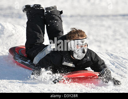 Kinder Rodeln im CT USA. Winterspaß in Neu-England. Stockfoto