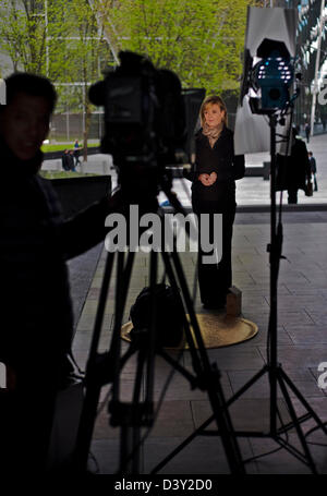 Lucy Alexander TV-Reporter vor Ort London Stockfoto