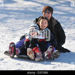 Vater und zwei kleinen Kindern Rodeln im CT USA Stockfoto