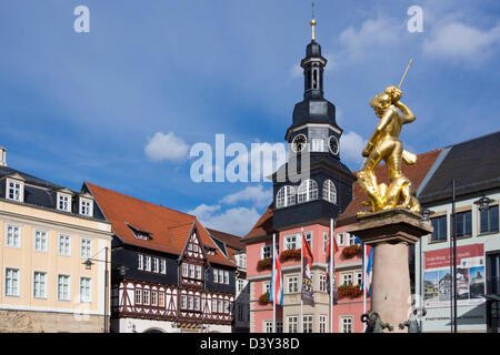 Marktbrunnen mit goldene Figur des Hl. Georg, im Hintergrund das Rathaus Eisenach Thüringen, Deutschland, Europa Stockfoto