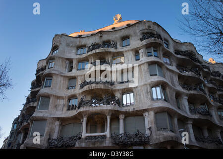 Casa Milà oder La Pedrera Gebäude von Antoni Gaudi bei Sonnenuntergang, Barcelona, Spanien, Europa Stockfoto