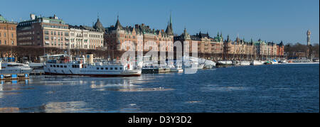 Gehobene Gebäude der Strandvägen in Mittelschweden Stockholm vom eisigen Nybroviken Hafen gesehen. Stockfoto