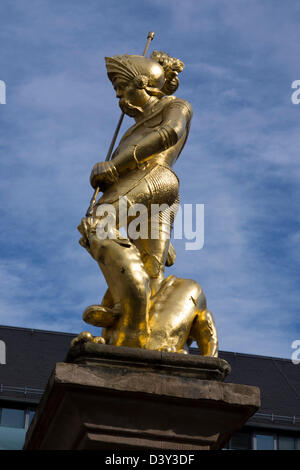 Marktbrunnen mit goldene Figur des Heiligen Georg, Eisenach, Thüringen, Europa Stockfoto