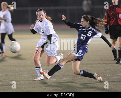 High-School-Mädchen-Fußball-Aktion im CT USA Stockfoto