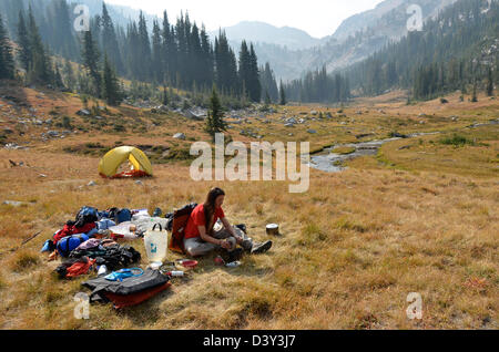 Kochen eine Mahlzeit auf einem Campingplatz auf einem Rucksack Reise in Oregon Wallowa Mountains. Stockfoto