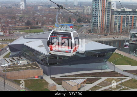 Der Emirates Air Line (auch bekannt als die Themse-Seilbahn) ist eine Seilbahn-Verbindung über die Themse. Stockfoto