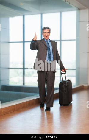 Porträt eines Geschäftsmannes zeigt Daumen hoch Zeichen Stockfoto