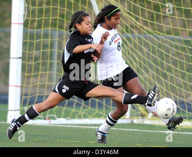 High-School-Mädchen-Fußball-Aktion im CT USA Stockfoto