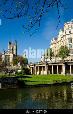 Bath Abbey, Parade Gardens und Fluss Avon, Bath, Somerset, England, Vereinigtes Königreich. Stockfoto