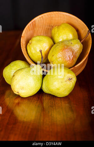 Bartlett oder Williams-Birnen in einer Holz-Schüssel auf einem Holztisch Stockfoto