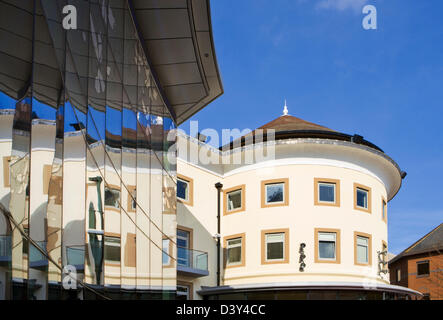 Jubilee Square und die Pfauen, Woking, Surrey, UK. Stockfoto
