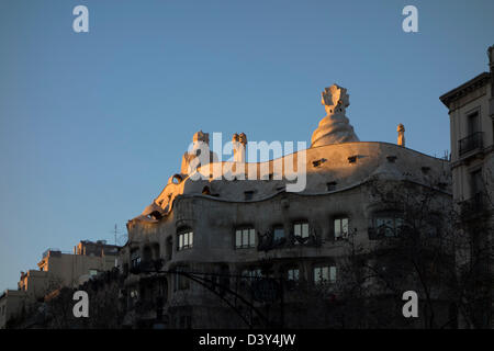 Casa Milà oder La Pedrera Gebäude von Antoni Gaudi bei Sonnenuntergang, Barcelona, Spanien, Europa Stockfoto