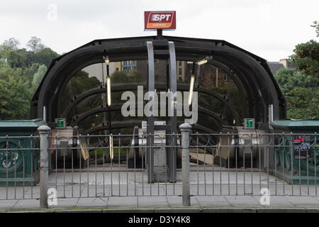 Eingang zum Kelvinbridge u-Bahnstation von Kelvin Brücke, Great Western Road, Glasgow, Schottland, Großbritannien Stockfoto