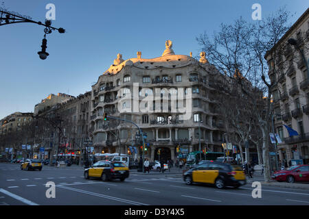 Casa Milà oder La Pedrera Gebäude von Antoni Gaudi bei Sonnenuntergang, Barcelona, Spanien, Europa Stockfoto