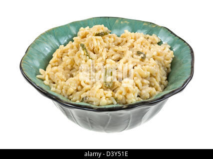 Eine große Portion Risotto Reis mit Spargel in eine reich verzierte Grüne Schüssel auf einem weißen Hintergrund. Stockfoto