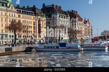 Gehobene Gebäude der Strandvägen in Mittelschweden Stockholm vom eisigen Nybroviken Hafen gesehen. Stockfoto