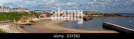 Tagsüber Sommer Panoramablick auf Cullercoats Hafen und Dorf von Süden gesehen Stockfoto