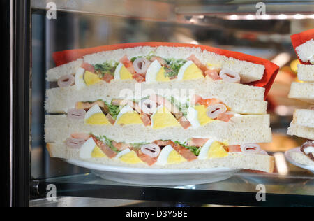 Sandwiches / Panini auf dem Display in das Fenster eines Cafés / Pasticcerie in Rom. Stockfoto