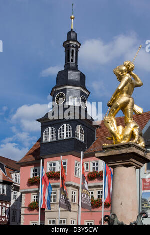 Marktbrunnen mit goldene Figur des Hl. Georg, im Hintergrund das Rathaus Eisenach Thüringen, Deutschland, Europa Stockfoto