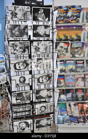 Marktstand mit Propaganda Materialien, Havanna, Kuba Stockfoto