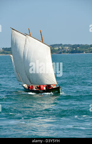 Gig (Bantry Bay Gig, Segel und Ruder Boot) derzeit unter Segelregatta, während der Veranstaltung "Semaine du Golfe". Stockfoto