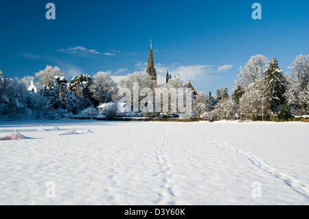 Schneebedeckte Llandaff Cathedral von der Cathedral School Playing Fields, Cardiff, Wales. Stockfoto