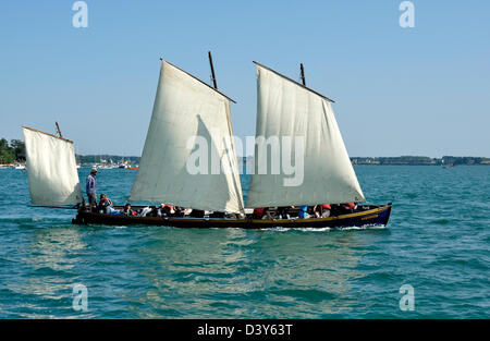 Gig (Bantry Bay Gig, Segel und Ruder Boot) derzeit unter Segelregatta, während der Veranstaltung "Semaine du Golfe". Stockfoto