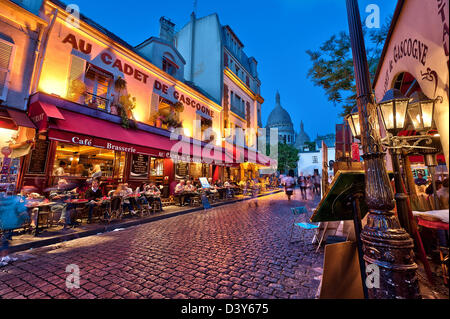 Restaurant "Au Cadet de Gascogne" und Blick auf die Sacré Coeur am Place du Tertre, Montmartre, Paris, Frankreich Stockfoto