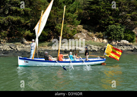 Gig (Bantry Bay Gig, Segel und Ruder Boot) derzeit unter Segelregatta, während der Veranstaltung "Semaine du Golfe". Stockfoto