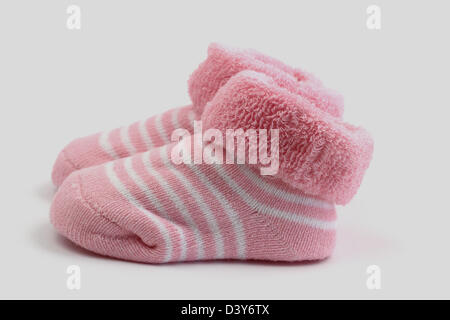 Rosa Baby Socken auf weißem Hintergrund Stockfoto