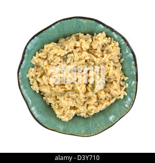 Draufsicht auf eine reich verzierte Grüne Schüssel gefüllt mit instant Risottoreis und Spargel auf einem weißen Hintergrund. Stockfoto