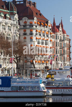 Gehobene Gebäude der Strandvägen in Mittelschweden Stockholm vom eisigen Nybroviken Hafen gesehen. Stockfoto