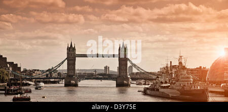 Sonnenuntergang über die Tower Bridge Stockfoto