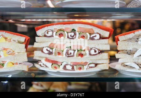 Sandwiches / Panini auf dem Display in das Fenster eines Cafés / Pasticcerie in Rom. Stockfoto