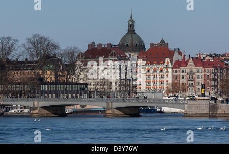 Gehobene Gebäude der Strandvägen in Mittelschweden Stockholm vom eisigen Nybroviken Hafen gesehen. Stockfoto