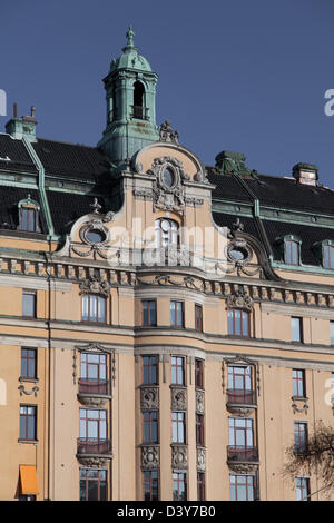 Gehobene Gebäude der Strandvägen in Mittelschweden Stockholm vom eisigen Nybroviken Hafen gesehen. Stockfoto