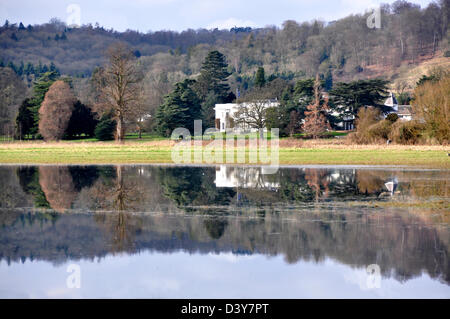 Dollars - hambleden - Themse in Mill End - einzigartige Reflexionen in einem überschwemmten Feld greenlands - Villa ca. 1810 Stockfoto