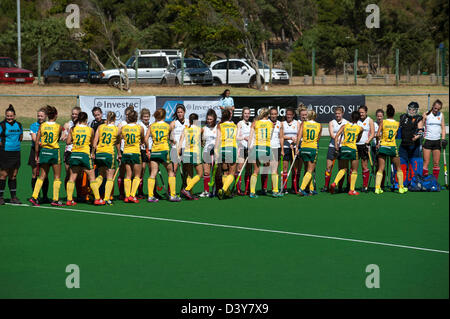 South African Damen Hockey Team Gruß der englischen Nationalmannschaft im Hartleyvale Stadium Kapstadt Südafrika Februar 2013 Stockfoto