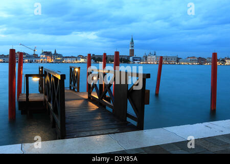 Ein Steg auf der Lagune am Giudecca, Venedig, mit einer Aussicht auf San Marco Stockfoto