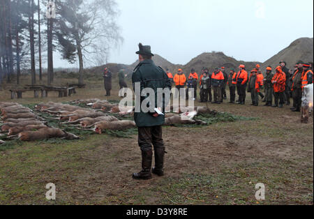 Lehnitz, Deutschland, tötete der Jaeger-Look Spiel auf dem Boden Stockfoto