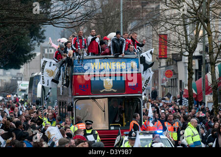 Swansea, Wales, Großbritannien. 26. Februar 2013. Swansea City Fußball Mannschaft und Fans feiern während ein Cabrio Bus-Parade durch das Zentrum von Swansea nach dem Sieg gegen Bradford City 5: 0 am Sonntag im Capital One Cup-Finale im Wembley-Stadion, den Capital Cup-Trophäe zu gewinnen. Bildnachweis: Phil Rees / Alamy Live News Stockfoto