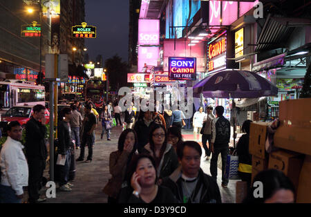 Hong Kong, China, im Stadtteil Kowloon Straße bei Nacht Stockfoto