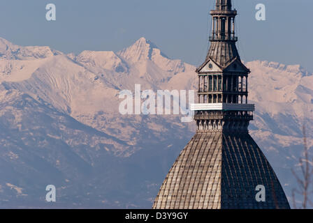 Torino, Panorama mit Mole Antonelliana und verschneiten Alpen Stockfoto