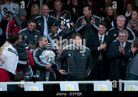 Swansea, Wales, Großbritannien. 26. Februar 2013. Michu feiert heute Abend während der feiern in der Stadt nach dem Capital Cup-Sieg in Wembley am Wochenende mit deinen Mitspielern außerhalb der Brangwyn Hall in Swansea. Bildnachweis: Phil Rees / Alamy Live News Stockfoto