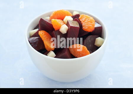 Frische Bio-Salat mit gerösteten Rüben in vinaigrette Stockfoto