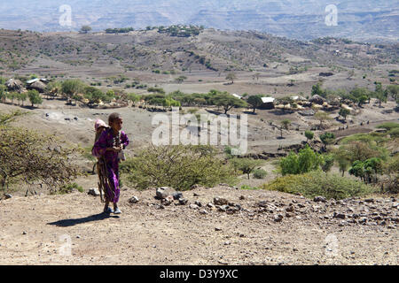 Einheimisches Mädchen mit Baby am Straßenrand in Nord-Äthiopien-Afrika Stockfoto