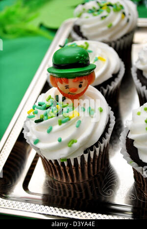 St. Pattys Tag Cupcake mit Figur Stockfoto