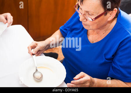 Nahaufnahme von senior Frau Abschluss Mahlzeit. Stockfoto