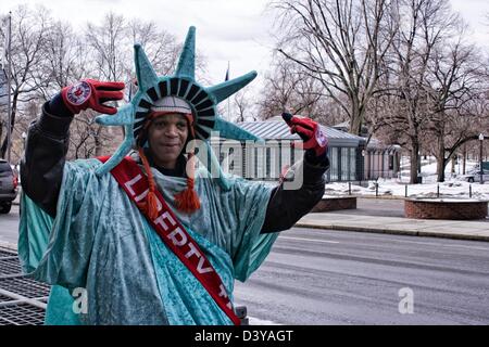 Ein junger Mann gekleidet wie die Statue of Liberty hocking für Liberty Steuerdienst. Stockfoto