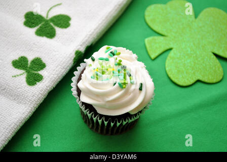 Draufsicht auf eine St.-Patrick's-Day-Cupcake Stockfoto